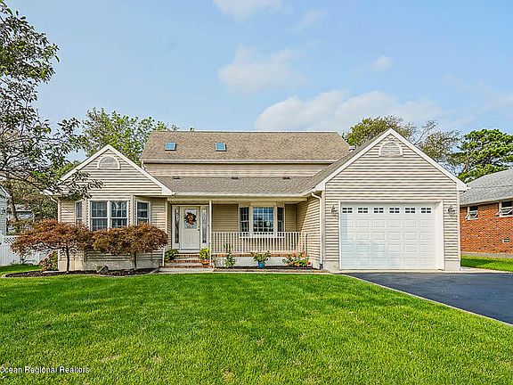 2nd image of 204 Walnut Creek Ln
