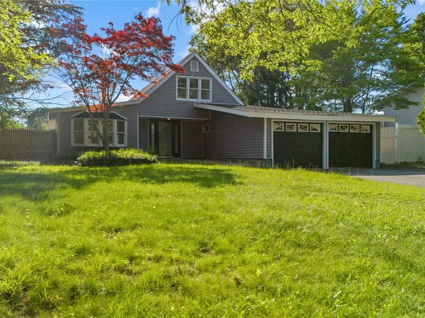 28 Snowberry Lane, Islandia, NY 11749