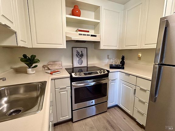 5th image of 100 Thorndale Drive #254