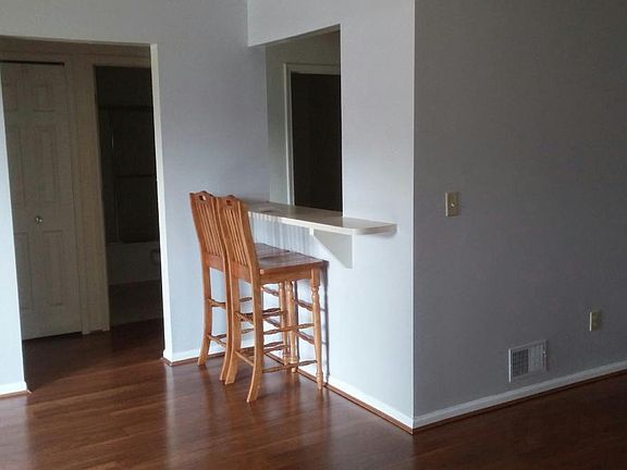 5th image of 212 Oakbrooke Dr #10