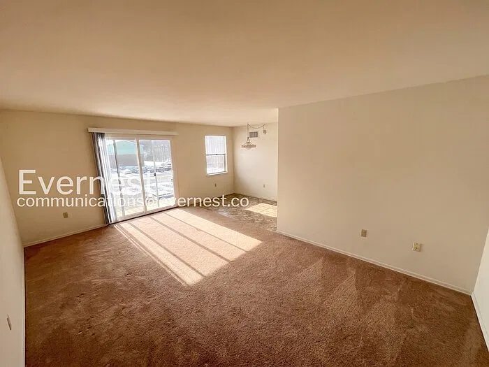 2 bed, 1.0 bath, 790 sqft, $950 — Photo 2