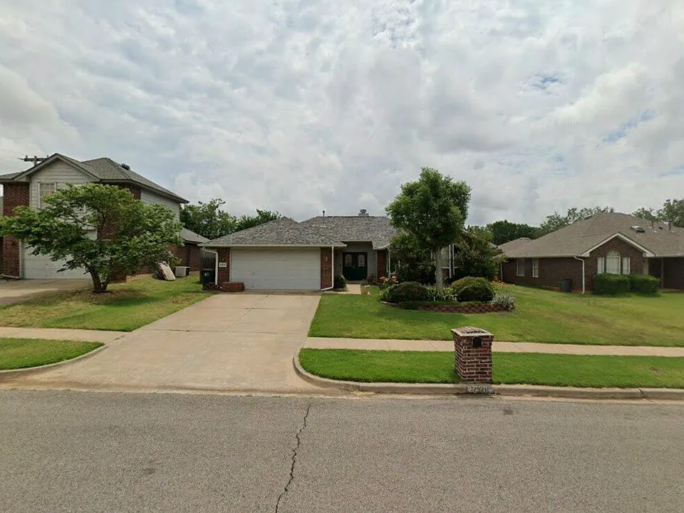 2921 Redwood Dr
