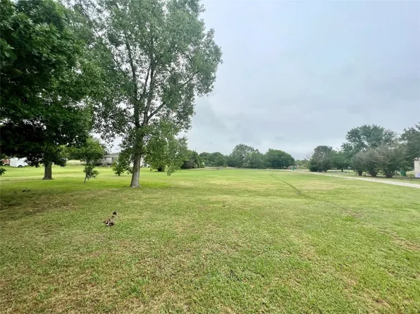 1305 Meadowlark Ln, Gainesville, TX 76240