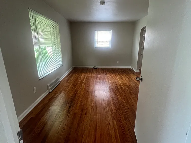 472 E 222nd St #1 — Photo 2