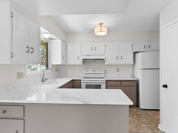 2nd image of 9824 Squire Ln