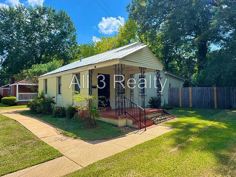 208 Bradley Dr — Photo 3