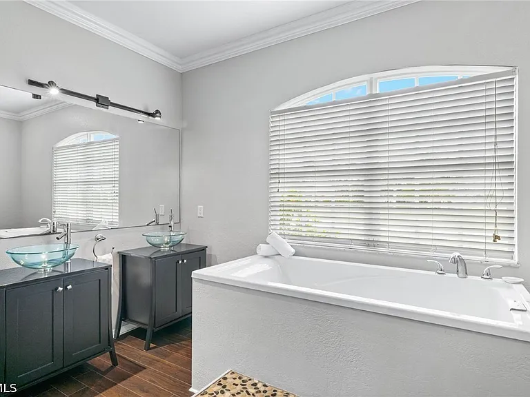 1049 NW 38th Pl — Photo 11