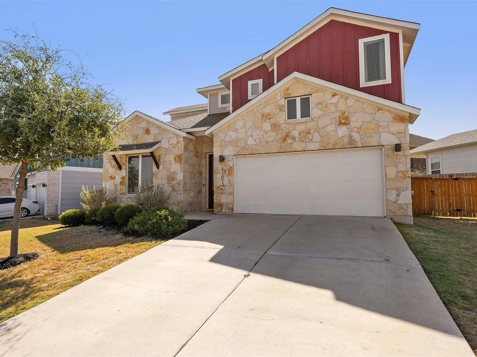 4 bed, 2.5 bath, 2357 sqft, $2,800 — Photo 2