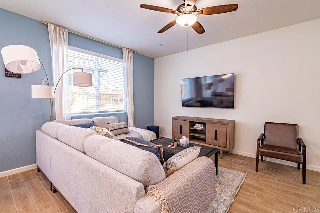3 bed, 2.5 bath, 1652 sqft, $4,195 — Photo 3