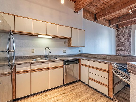 4th image of 304 W 8th St #212