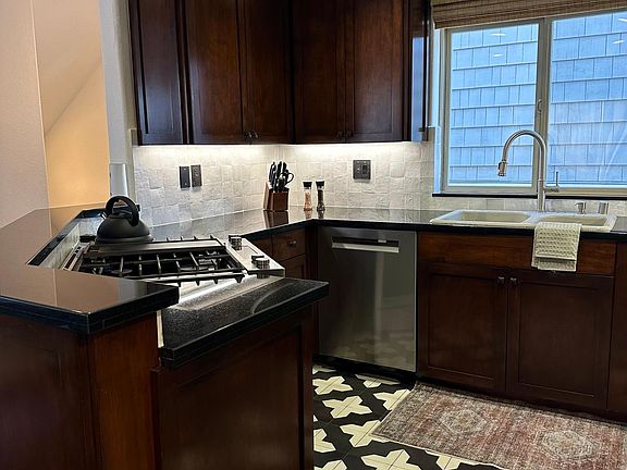 5th image of 610 1/2 Orchid Ave