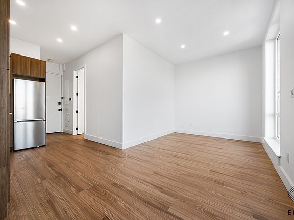 2nd image of 379 Hawthorne St #5R
