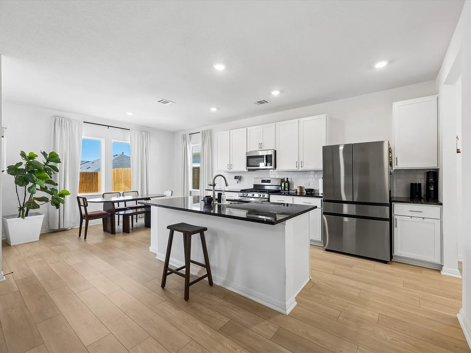 3 bed, 1726 sqft, $2,300 — Photo 4