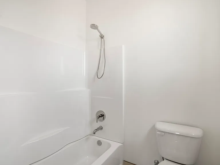 978 Manen St — Photo 22