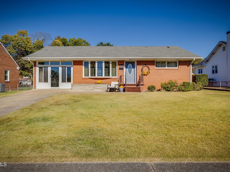 1st image of 1821 Oakwood Dr