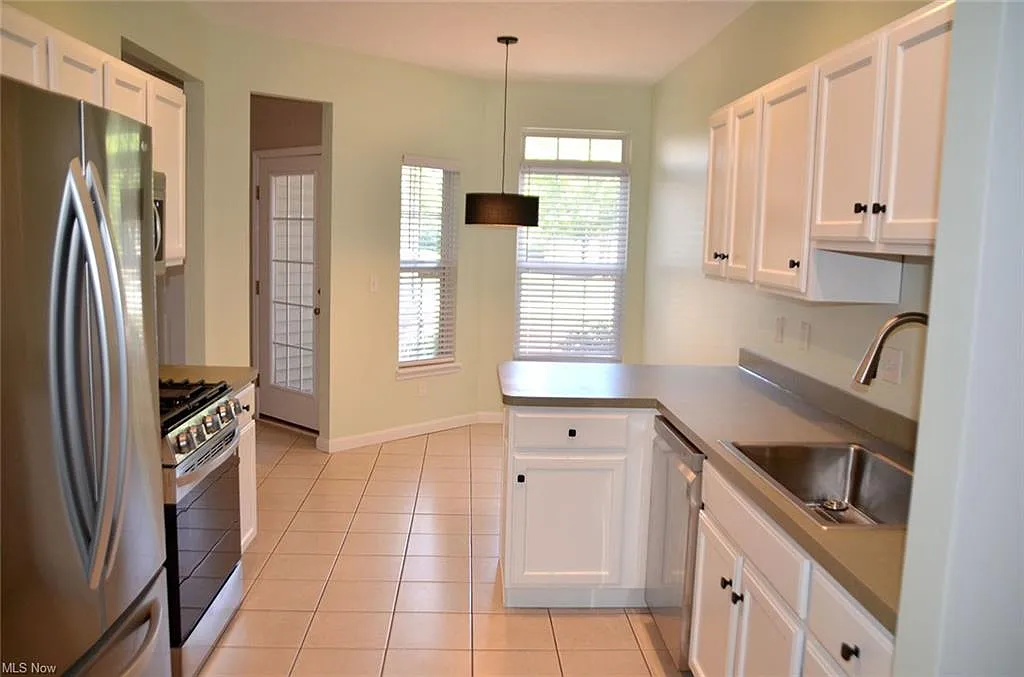 3 bed, 2.5 bath, 1711 sqft, $2,600 — Photo 2