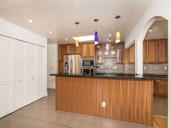 5th image of 591 Saint Claire Dr