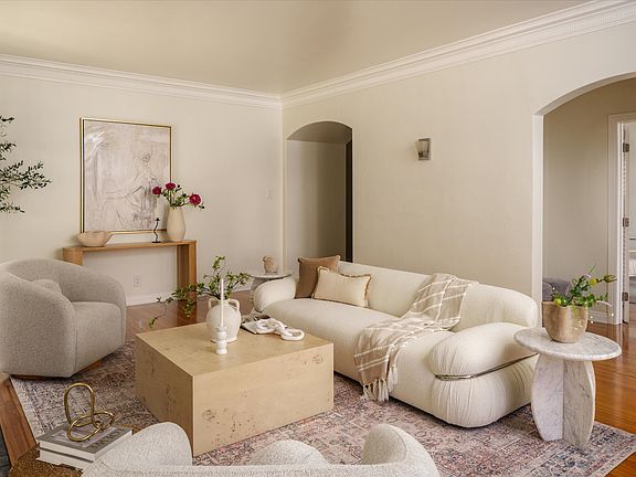 5th image of 215 S Poinsettia Pl