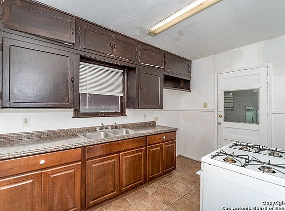5th image of 611 W Olmos Dr