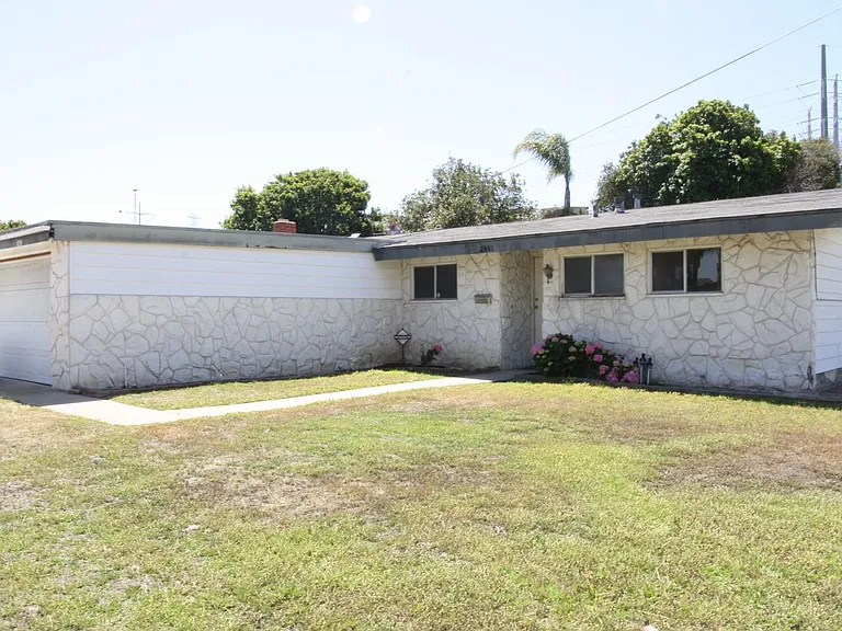 2401 Bartel St — Photo 2