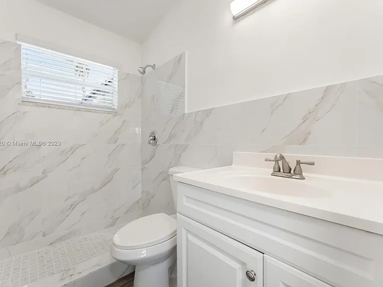 1009 SW 22nd Ter — Photo 5