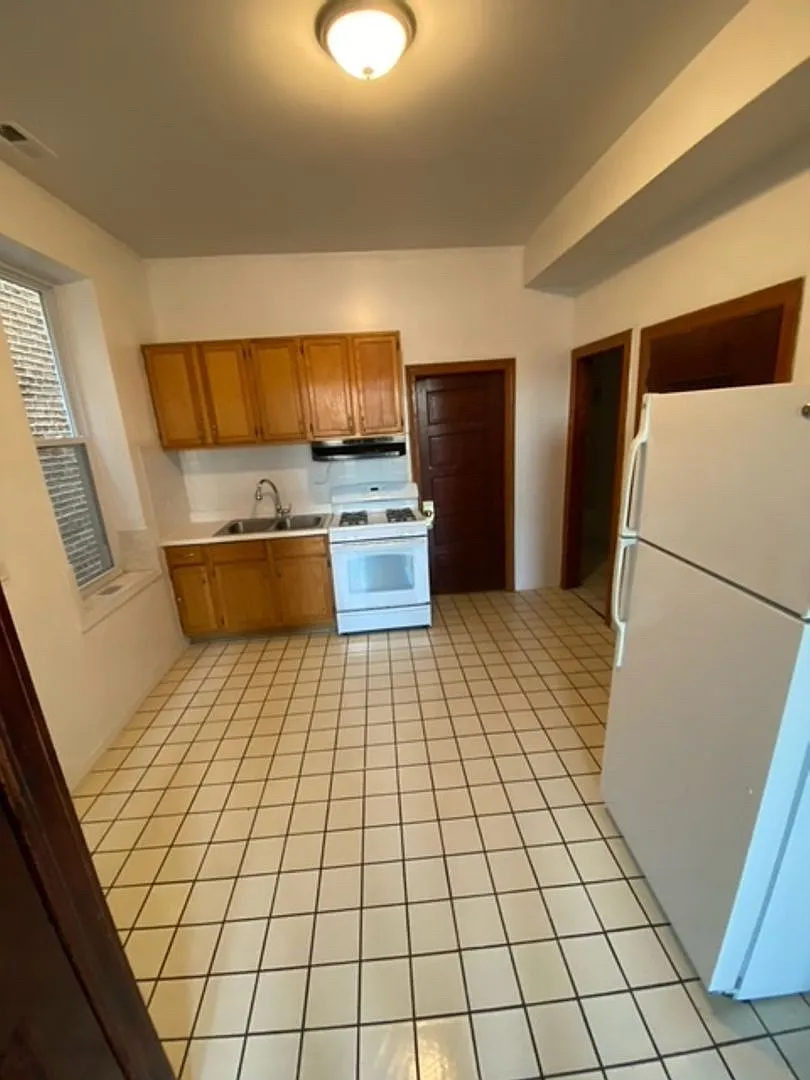 2 bed, $1,300 — Photo 2