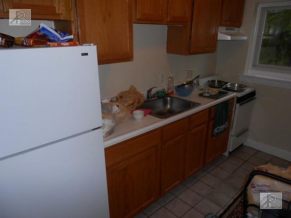 3rd image of 61 Selkirk Rd APT 4
