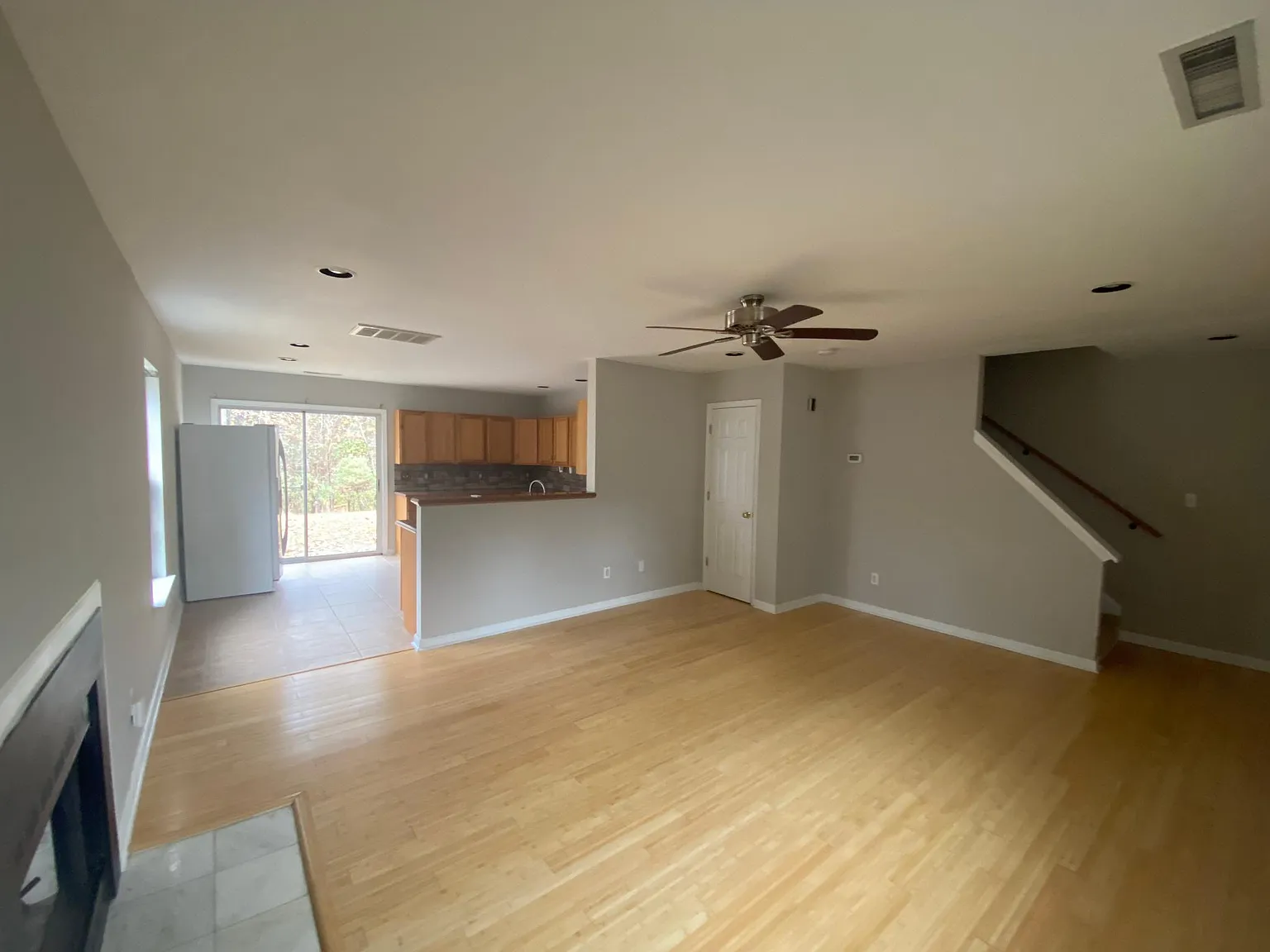 3 bed, 1260 sqft, $1,990 — Photo 4