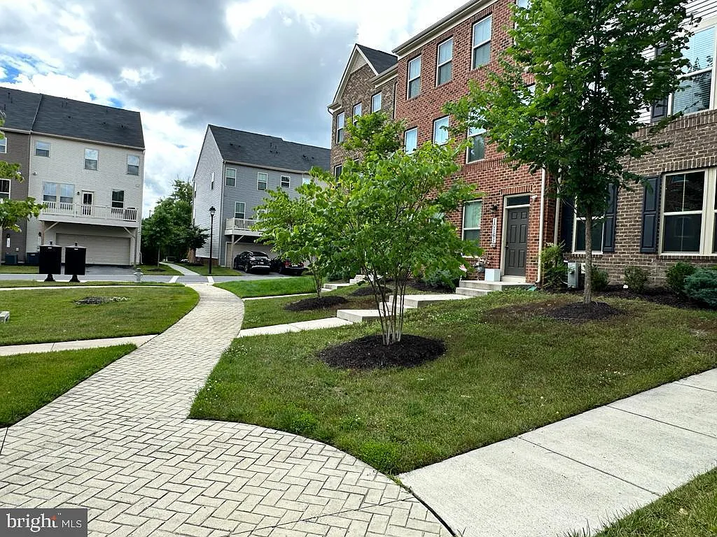 3 bed, 2.5 bath, 1824 sqft, $3,300 — Photo 2