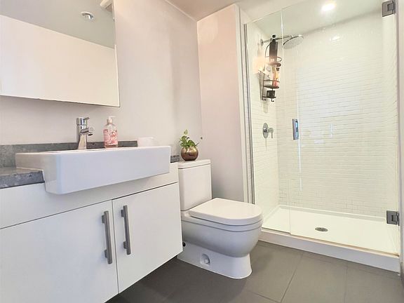 5th image of 188 Keefer St #802