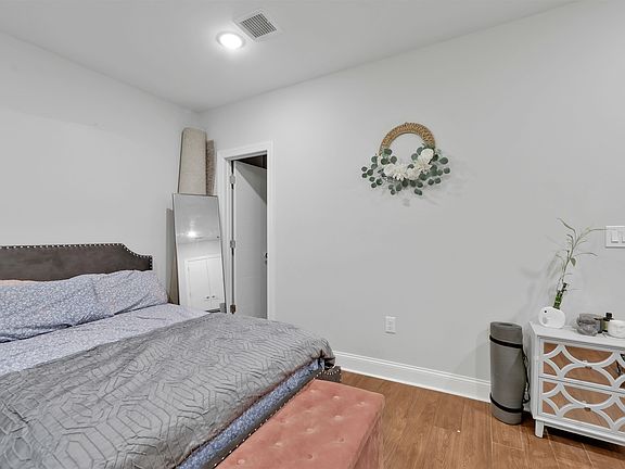 3rd image of 32 Liberty Ave Floor 1