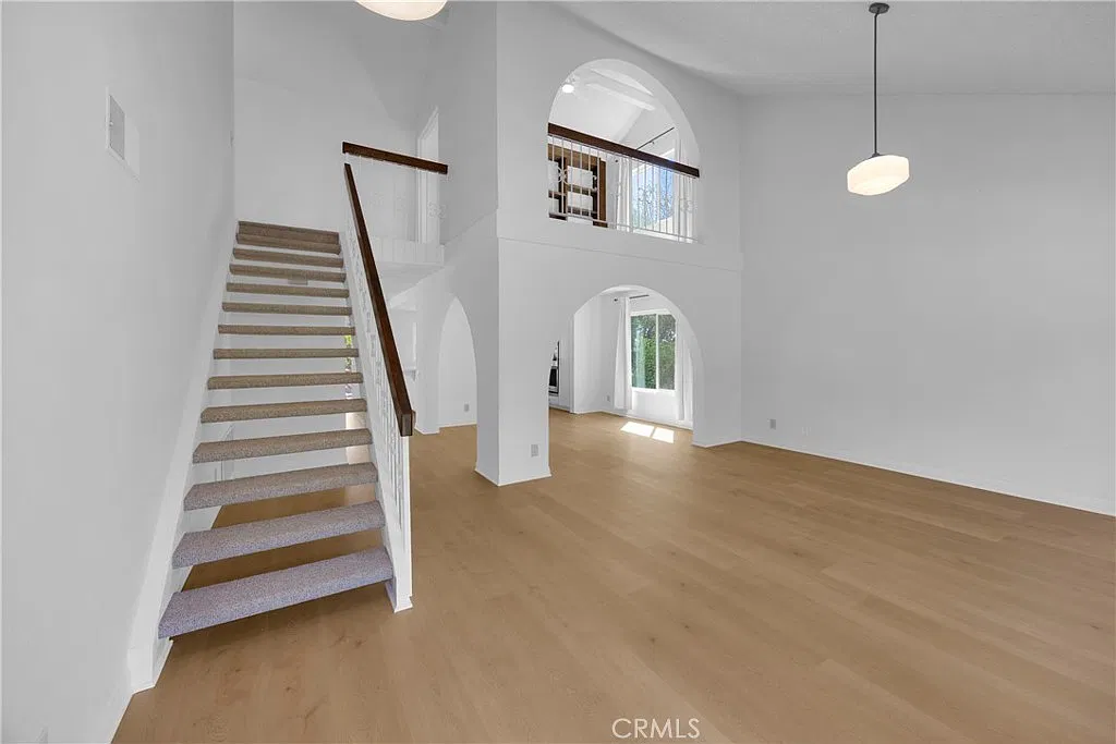 3 bed, 2.5 bath, 2660 sqft, $5,995 — Photo 2