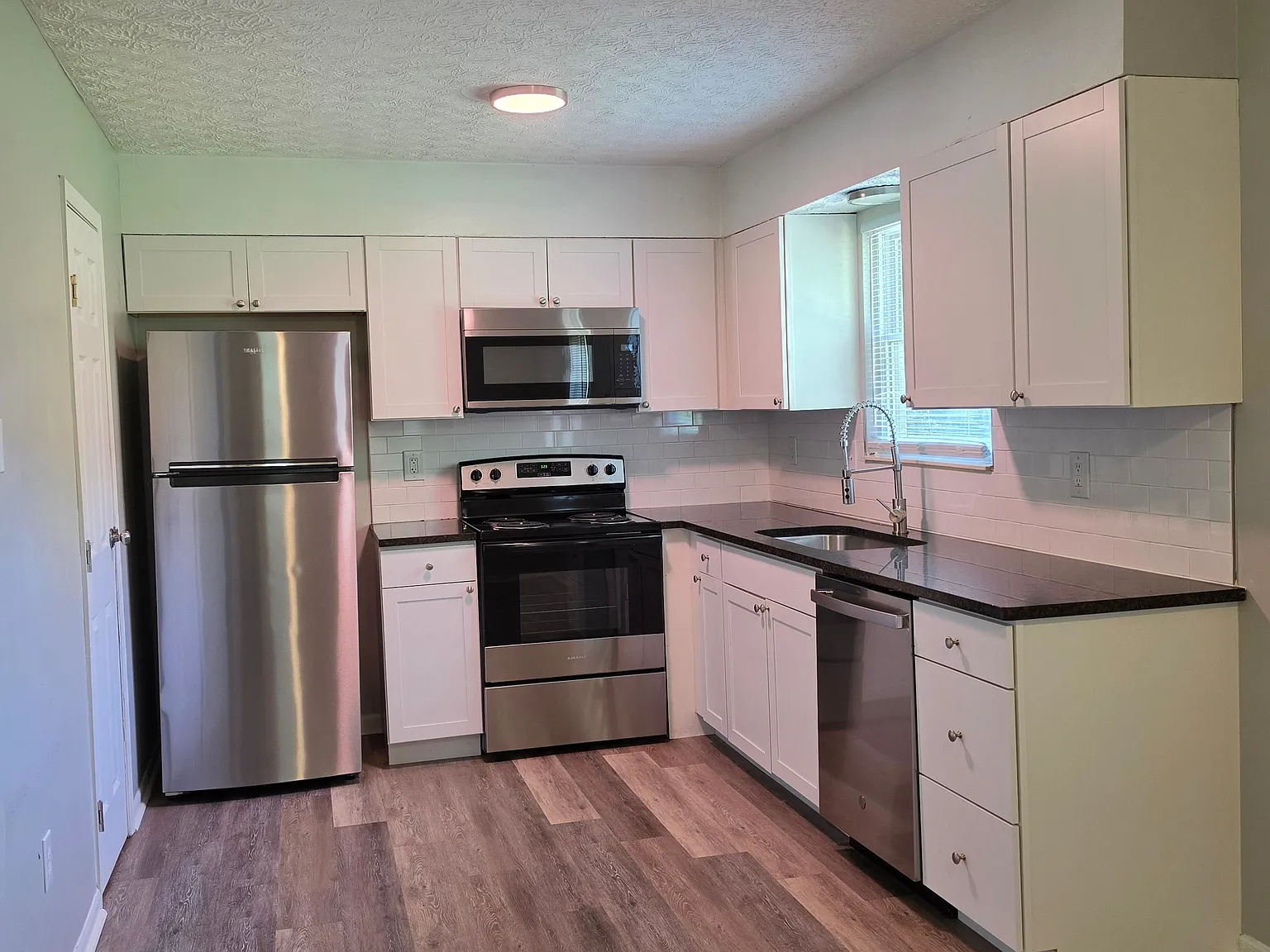 3 bed, 2.0 bath, 1426 sqft, $1,985 — Photo 2