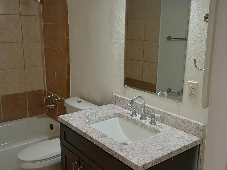 401 N D St #11 — Photo 3