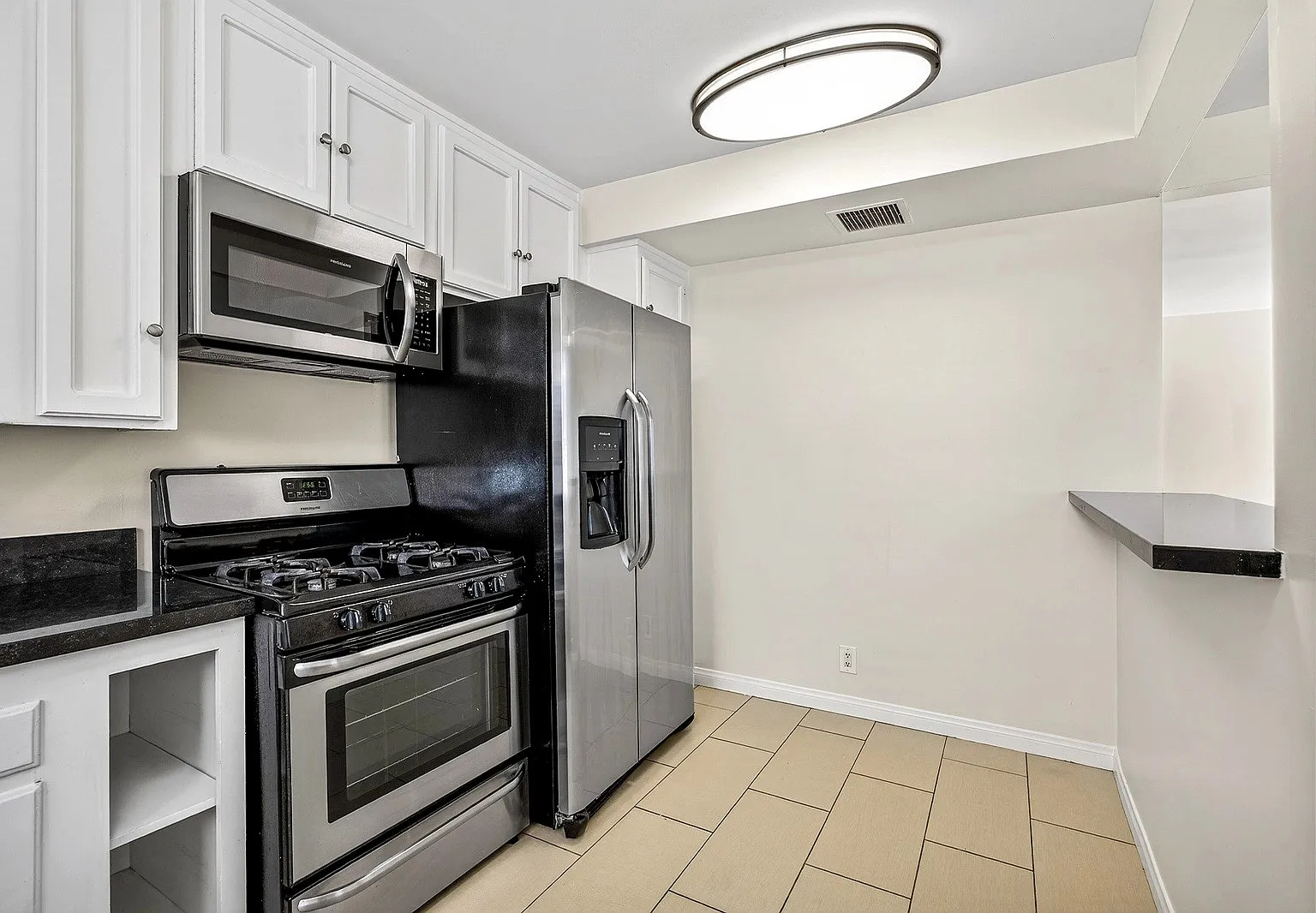 Oxford Apartments — Photo 4