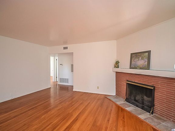 4th image of 11022 McVine Ave