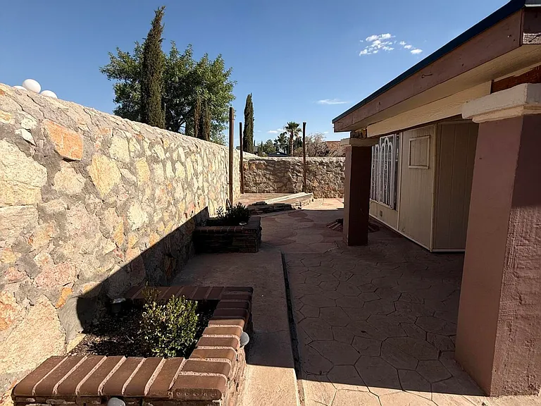 1884 Lyman Dutton Cir — Photo 23