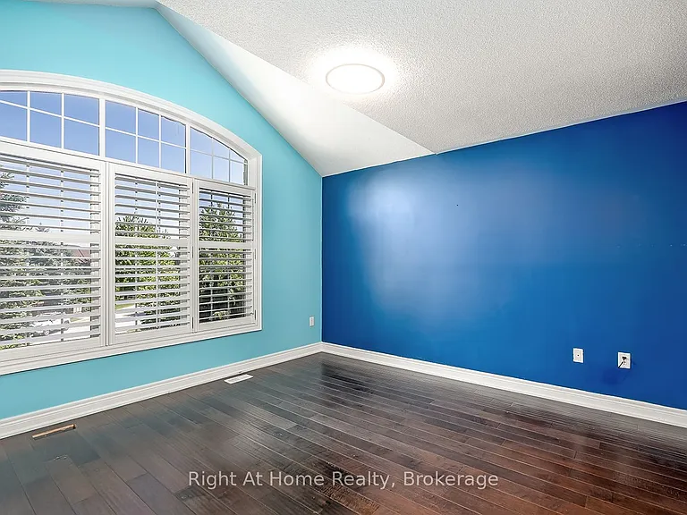 2096 Bingley Cres — Photo 22