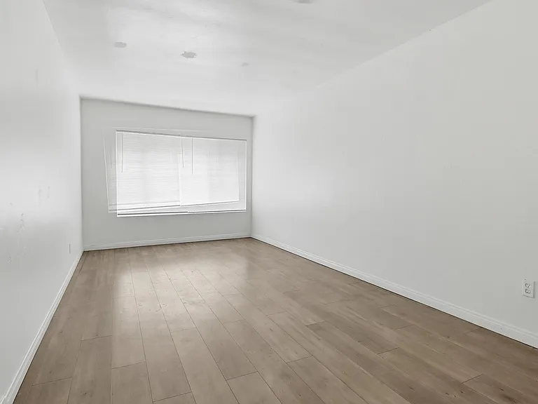 7872 Broadway — Photo 9