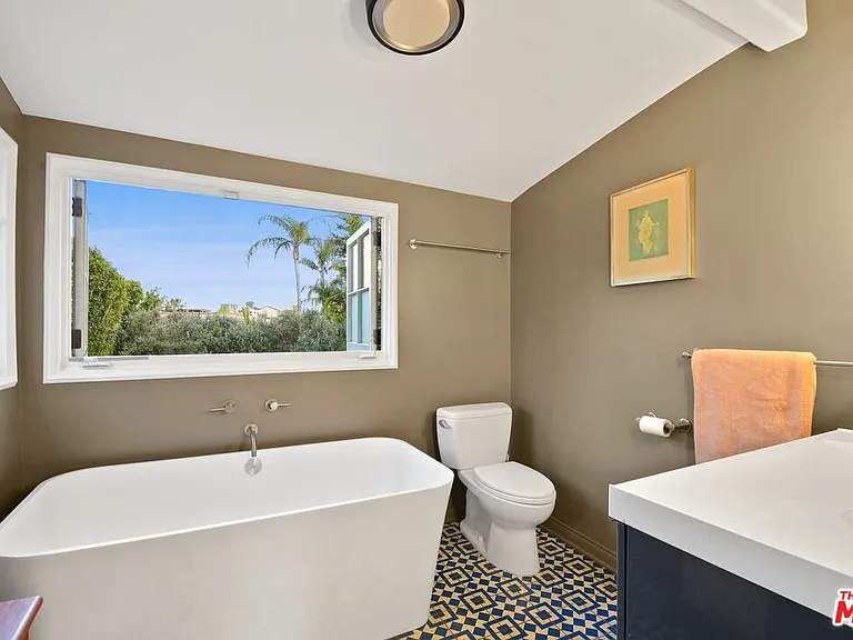 6717 Whitley Ter — Photo 13