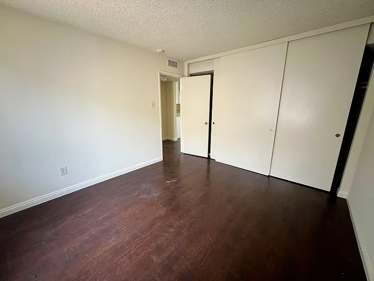 925 Loma Ave — Photo 6