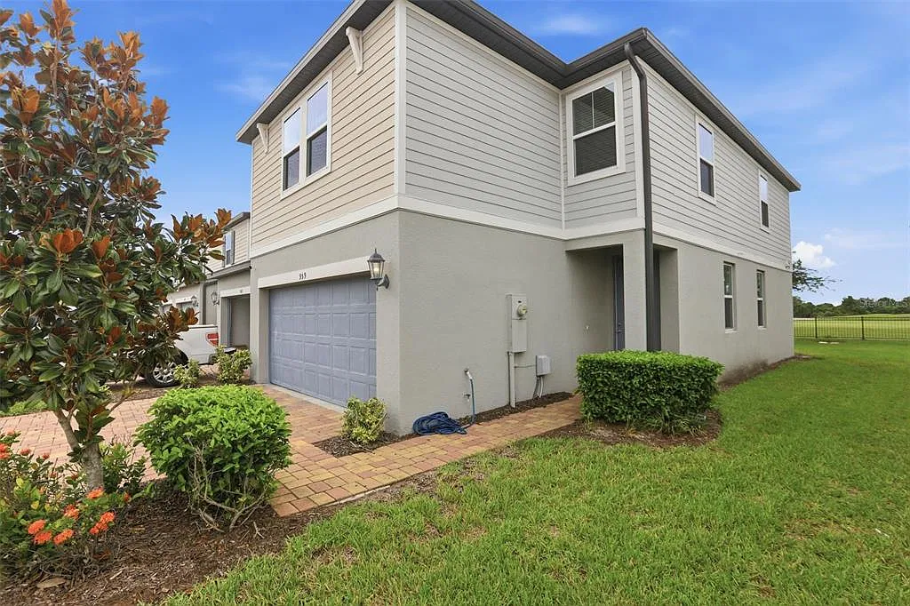 3 bed, 2.5 bath, 1795 sqft, $2,500 — Photo 2