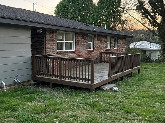 3rd image of 211 Tanglewood Dr NE