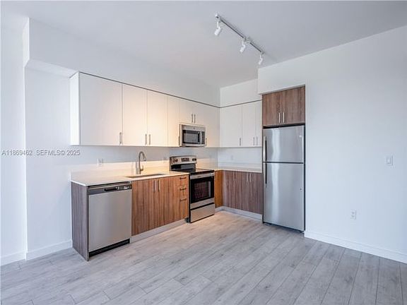 5th image of 01-403-1080 NE 215th St #1403