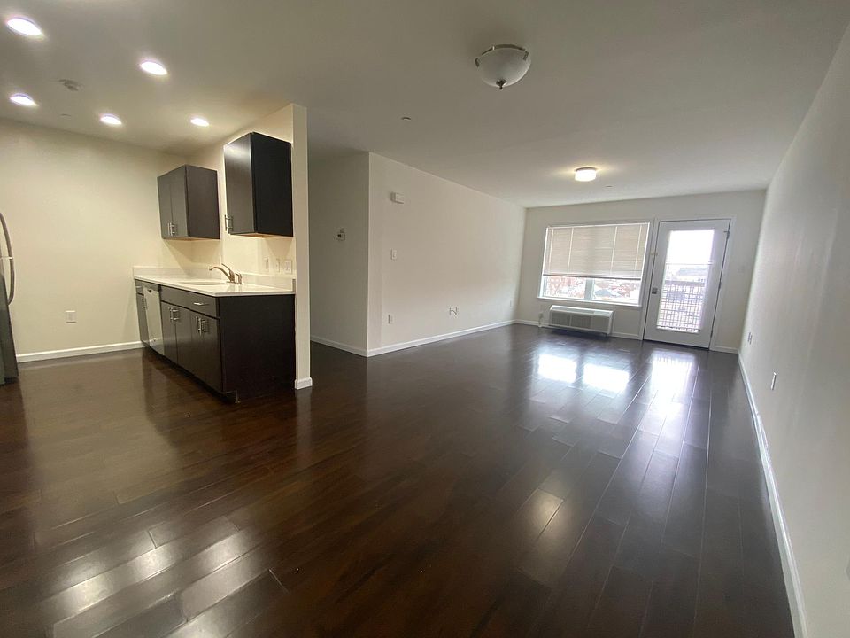 1st image of 58 Lake St #250