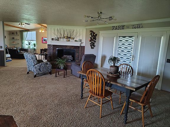 Dinning Room / sitting area