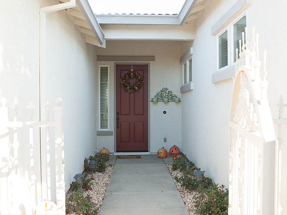 3rd image of 827 Oxford Ct