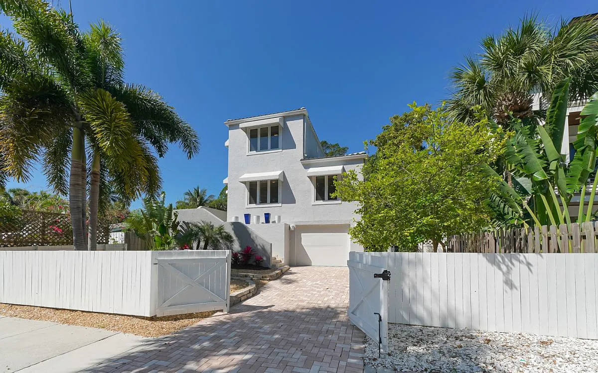 228 Van Buren Dr — Photo 2