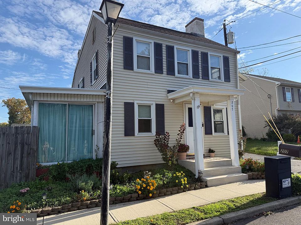 1st image of 207 Washington St