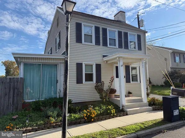 207 Washington St, Fieldsboro, NJ 08505